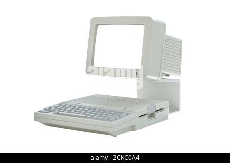 Alte vintage Desktop-Computer aus den achtziger Jahren mit leerem Bildschirm isoliert auf weißem Hintergrund. Seitenansicht des klassischen Retro-PCs Stockfoto