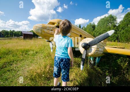 August 2020 - Kenozersky Nationalpark. Der junge Pilot auf dem hölzernen Flugzeug. Russland, Archangelsk Region Stockfoto