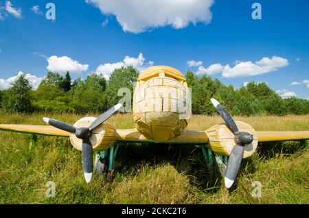 August 2020 - Morschtschinskaja Dorf. Gelbe Holzebene. Russland, Archangelsk Region Stockfoto