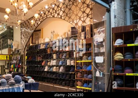 Stapel von traditionellen Kippot oder Yarmulke Mützen von religiösen getragen Juden zum Verkauf in der Ultra-orthodoxen Nachbarschaft von Mea Shearim in West Jerusalem Israel Stockfoto