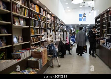 Haredi Juden in einer Buchhandlung in der Ultra-orthodoxen Nachbarschaft Von Mea Schearim in West-Jerusalem Israel Stockfoto