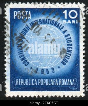RUMÄNIEN - UM 1952: Briefmarke gedruckt von Rumänien, zeigt Buch und Globus, um 1952 Stockfoto