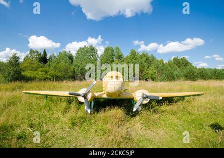 August 2020 - Morschtschinskaja Dorf. Gelbe Holzebene. Russland, Archangelsk Region Stockfoto