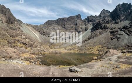 Panoramabild von Coire Lagan und Cuillin Ridge in den Black Cuillin Mountains, Isle of Skye, Schottland, Großbritannien Stockfoto