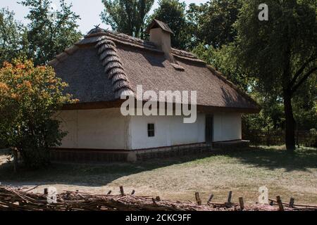 Ein weißes slawisches Haus mit Strohdach Stockfoto