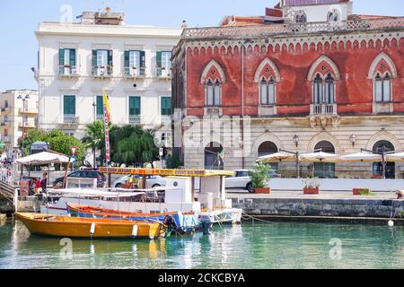 Der prachtvolle Palazzo im venezianischen gotischen Stil - Palazzo Lucchetti Cassola reale - steht am Eingang von Ortygia. Sizilien, Italien Stockfoto