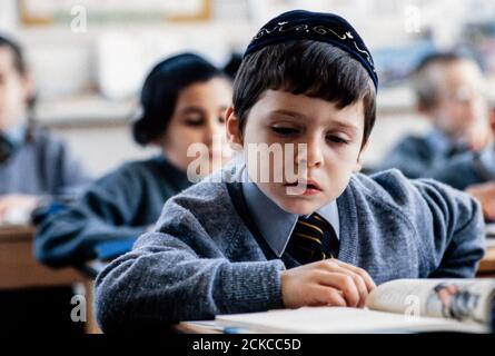 Jungen, die Hebräisch an der Pardes House (Jüdische) Schule in Hendon, die sich für Grant beibehalten Status. 24. September 1993. Foto: Neil Turner Stockfoto