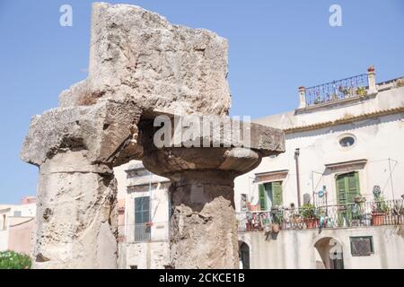 Ruinen des Tempels von Apollo, eines der wichtigsten antiken griechischen Denkmäler in Ortygia - Sizilien, Italien Stockfoto