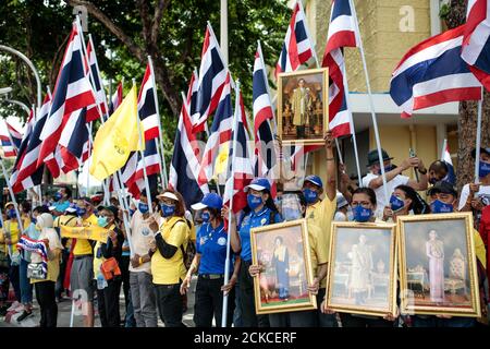 Monarchisten halten Bilder der thailändischen Königsfamilie hoch, während sie am Sonntag, dem 16. August 2020, eine Gegenkundgebung vor einer Demonstration gegen die Regierung am Democracy Monument in Bangkok, Thailand, veranstalten. Zu den Forderungen der Demonstranten zählen Forderungen nach einer Reform der thailändischen Monarchie. (Foto - Jack Taylor) Stockfoto