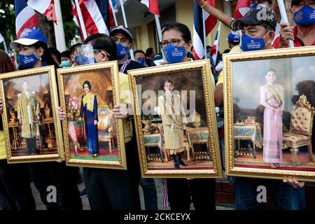 Monarchisten halten Bilder der thailändischen Königsfamilie hoch, während sie am Sonntag, dem 16. August 2020, eine Gegenkundgebung vor einer Demonstration gegen die Regierung am Democracy Monument in Bangkok, Thailand, veranstalten. Zu den Forderungen der Demonstranten zählen Forderungen nach einer Reform der thailändischen Monarchie. (Foto - Jack Taylor) Stockfoto