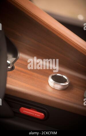 Nahaufnahme eines Notbremshebels in einem modernen Auto. Stockfoto