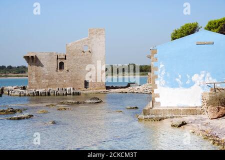 Sveva Turm von Vendicari und der alten Tonnara - Südosten Sizilien, Italien Stockfoto