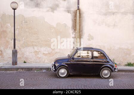 Allgegenwärtige Vintage Fiat 500 geparkt in einer Straße in Noto (Sizilien, Italien) Stockfoto