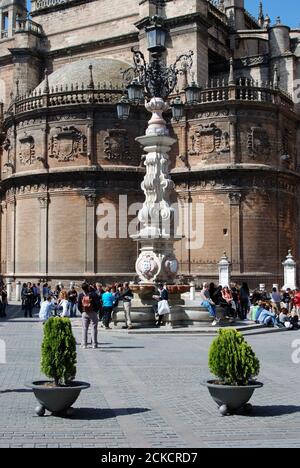 Plaza Virgen de los Reyes mit der Kathedrale im Hintergrund, Sevilla, Provinz Sevilla, Andalusien, Spanien, Europa. Stockfoto