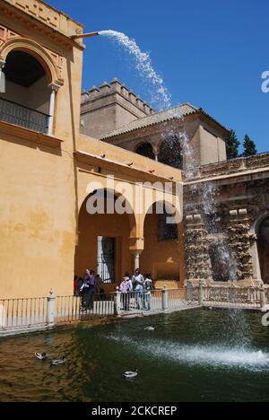 Neuheit Brunnen und Pool im Schloss der Könige Garten, Provinz Sevilla, Sevilla, Andalusien, Spanien, Europa. Stockfoto