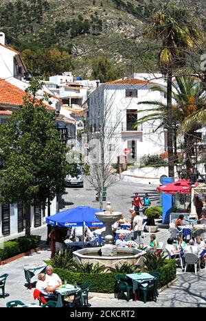 Erhöhter Blick auf Touristen entspannen in Straßencafés auf der Plaza de la Constitucion, Mijas, Spanien. Stockfoto