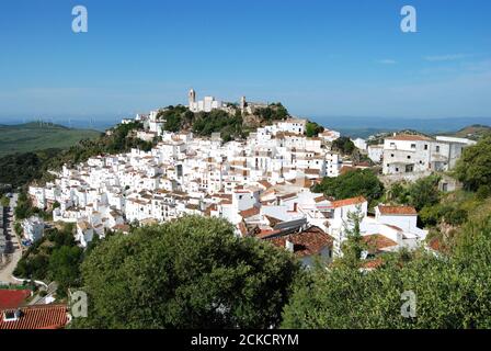 Erhöhten Blick auf ein traditionelles, weißes Dorf, Casares, Provinz Malaga, Andalusien, Spanien in Westeuropa. Stockfoto