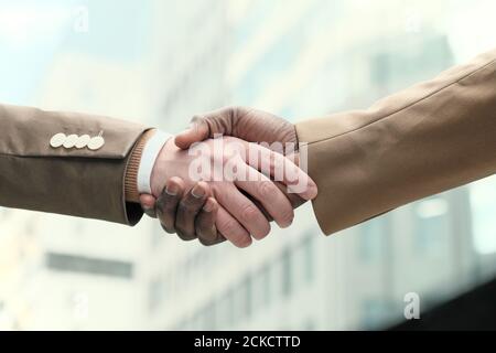 Nahaufnahme von Geschäftsleuten, die sich im Freien die Hände schütteln Stockfoto