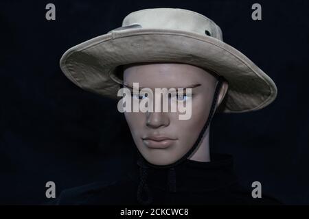 Schaufensterpuppe Gesicht in einer militärischen Kappe auf einem schwarzen isoliert Hintergrund Stockfoto