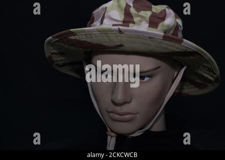 Schaufensterpuppe Gesicht in einer militärischen Kappe auf einem schwarzen isoliert Hintergrund Stockfoto