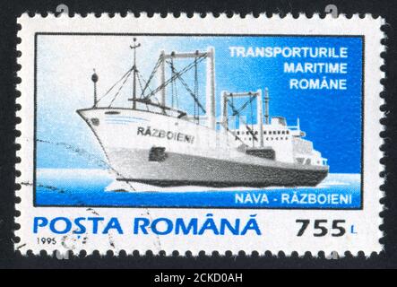 RUMÄNIEN - UM 1995: Briefmarke gedruckt von Rumänien, zeigt Dampfschiff, um 1995. Stockfoto