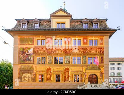 Bemalte Fassade des Schwyzer Tity Hall (Rathaus). Kanton Schwyz. Schweiz. Die Wandmalereien wurden zur Feier des 600. Jahrestums der Schweizerischen Eidgenossenschaft gemacht. Die Feder Stockfoto