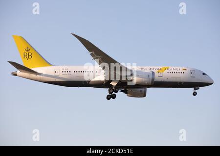 Eine Boeing 787 von Royal Brunei Airlines landet am Montag, 14. September 2020, am Flughafen London Heathrow in England. (Quelle: Robert Smith, MI News) Stockfoto