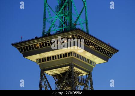 Verschiedenfarbig beleuchteter Berliner Funkturm im Bezirk Charlottenburg während des 'Festival of Lights' im September 2020. Stockfoto