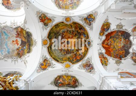 Mittelschiffdecke Gemälde in der katholischen Pfarrkirche St. Martin mit Kerschel und Heiligkreuz-Kapelle in der Stadt Schwyz. Die Hauptstadt der Cant Stockfoto