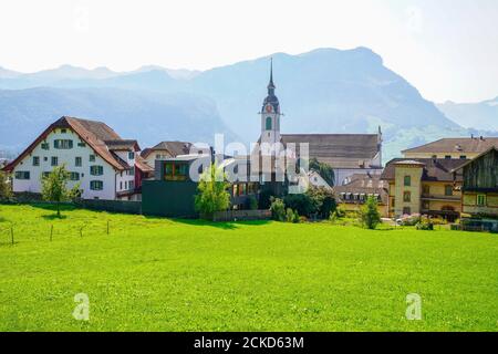 Panoramablick auf die Altstadt Schwyz und die Kirche St. Martin.die Hauptstadt des Kantons Schwyz in der Schweiz. Die Bundescharta von 1291 oder Bundesbr Stockfoto