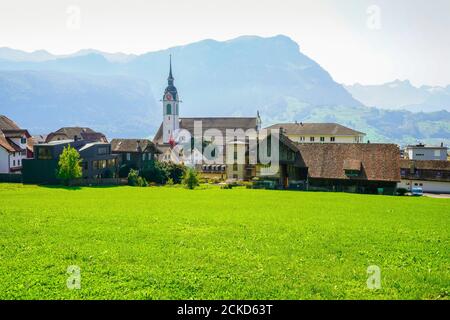 Panoramablick auf die Altstadt Schwyz und die Kirche St. Martin.die Hauptstadt des Kantons Schwyz in der Schweiz. Die Bundescharta von 1291 oder Bundesbr Stockfoto