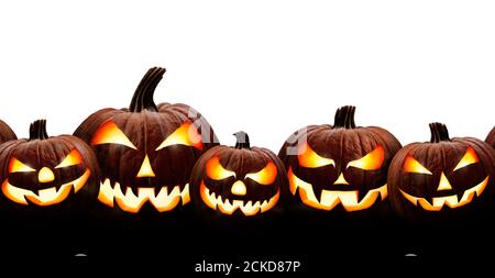 Eine Gruppe von fünf gruseligen halloween Laternen, Jack O Laterne, mit bösem Gesicht und Augen isoliert vor einem weißen Hintergrund. Stockfoto