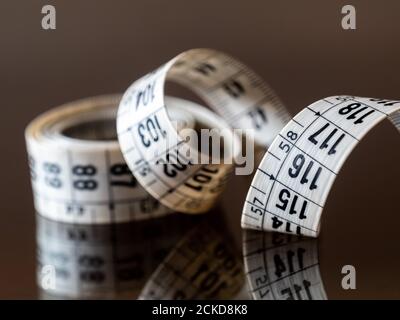 Maßband, verwendet von Schneidern und Schneidern, um Messungen der Kleidung zu machen. Stockfoto