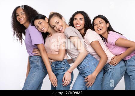 Fröhliche Multiethnische Frauen Umarmen Posiert Über White Studio Hintergrund Stockfoto