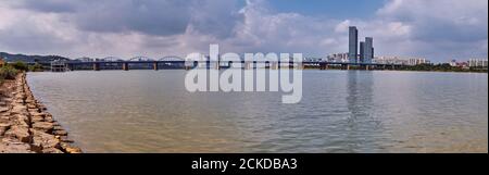Panoramablick auf die Dongjak-Brücke in Seoul unter wolkenfreiem Himmel. Stockfoto