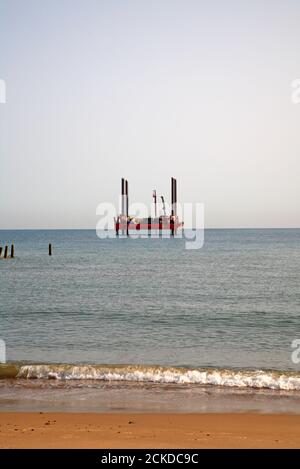 Eine kleine Jack-up-Rig vor der Küste von North Norfolk in Happisburgh, Norfolk, England, Großbritannien. Stockfoto