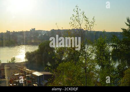 Blick auf den Fluss Angara von einem Riesenrad in Irkutsk, Russland Stockfoto