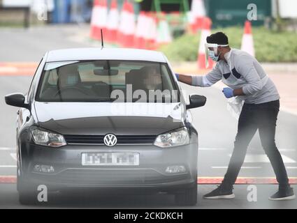 NUMMERNSCHILD UND GESICHTER VERPIXELT VON PA-PERSONAL, das in einem Coronavirus-Testzentrum im Temple Green Park and Ride in Leeds arbeitet. Stockfoto