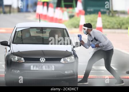 NUMMERNSCHILD UND GESICHTER VERPIXELT VON PA-PERSONAL, das in einem Coronavirus-Testzentrum im Temple Green Park and Ride in Leeds arbeitet. Stockfoto