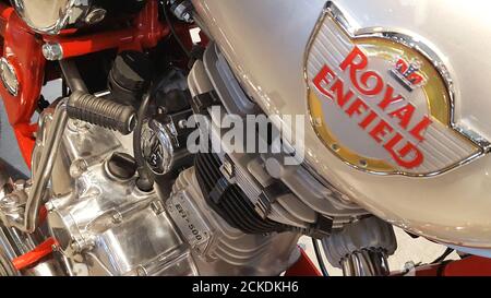 Bordeaux , Aquitanien / Frankreich - 12 19 2019 : Royal Enfield Logo auf Tank vintage Motorrad Stockfoto