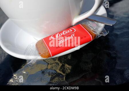 Biscoff Biscuit in Wrapper auf weißer Kaffeetasse und Untertasse, norfolk, england Stockfoto