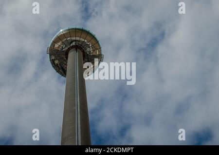 Der British Airways i360 Aussichtsturm in Brighton, East Sussex an der Südküste Englands mit Blick auf die South Downs und den Ärmelkanal Stockfoto