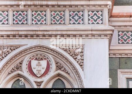 Nahaufnahme von Marmormosaik, Detail der Fassade der Kathedrale in Florenz in Italien. Stockfoto