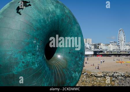 Die öffentliche Skulptur 'afloat' des Künstlers Hamish Black auf Donut Groyne mit Brighton Beach, der Strandpromenade und einem Riesenrad im Hintergrund Stockfoto