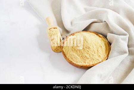 Maca Pulver (Nahrungsergänzungsmittel - Superfood in einer Schüssel Stockfoto