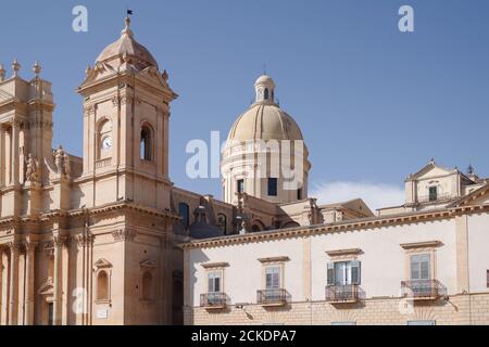 Kuppel der Noto Kathedrale sonnen sich im Nachmittagslicht - Sizilien, Italien Stockfoto