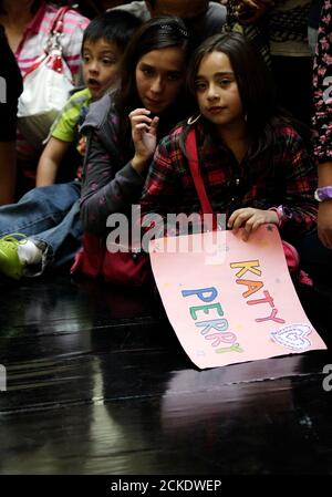 Ein Mädchen hält ein Plakat während einer Autogrammstunde von Sängerin Katy Perry im Rahmen von Werbeaktionen für ihren neuen Duft "Purr" in Mexiko-Stadt 5. Februar 2011. REUTERS/Henry Romero (MEXIKO - Tags: UNTERHALTUNG)
