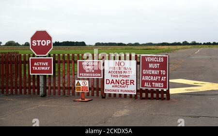 Warnschilder an einem Flugplatz (Diese sind auf dem Sleap Airfield in Shropshire) Stockfoto