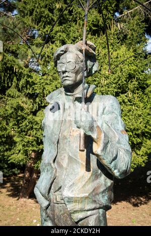 Metallskulptur von Andy Warhol vor dem Museum in Medzilaborce. Ostslowakei, Europa. Stockfoto