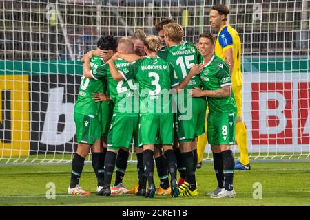 Jubeltraube der Hannoveraner Spieler nach dem Tor zu 2: 0 für Hannover 96, Fußball, DFB Pokal, 1. Hauptrunde, Kickers Würzburg (WUE) - Hannover 96 (H) 2: 3 am 09/14/2020 in Würzburg/Deutschland. Â Verwendung weltweit Stockfoto